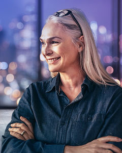 Frau mit verschränkten Armen 