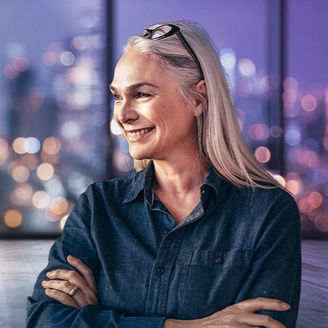 Frau mit verschränkten Armen 