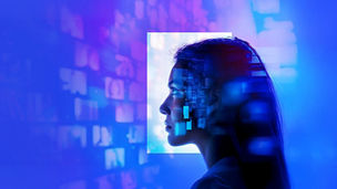 Frau vor einem Screen