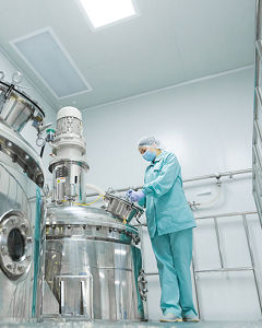 Person an Industrieanlage