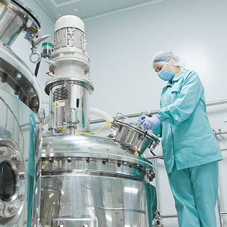 Person an Industrieanlage