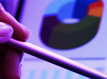 Frau vor Datenscreen