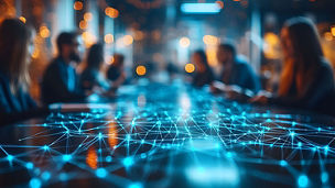 Menschen sitzen an einem Tisch, der mit leuchtenden, vernetzten Linien und Punkten bedeckt ist, die eine digitale oder technologische Atmosphäre erzeugen.