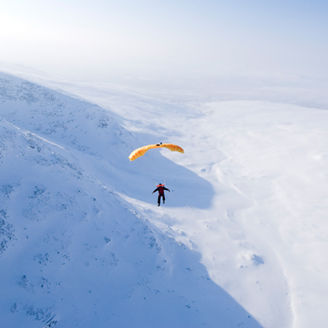 Gleitschirmflieger in der Luft
