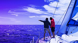 Zwei Personen auf einem Segelschiff