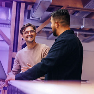 Twee mannen praten en lachen