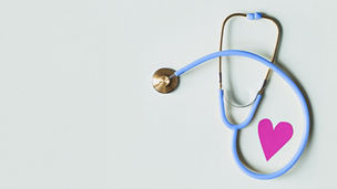 blaues Stetoskop mit pinkem Papierherz