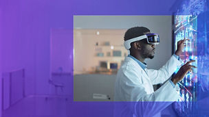 Mann mit einer VR Brille