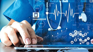 Hände einer Person in medizinischer Kleidung bedienen ein Tablet; darüber liegen transparente Grafiken mit medizinischen Symbolen (Stethoskop, Herzfrequenzkurven, Kreuz-Icon, Hexagon‑Netz, Weltkarte) sowie Daten‑ und Diagramm‑Overlays, die digitale Gesundheitsanalyse darstellen.