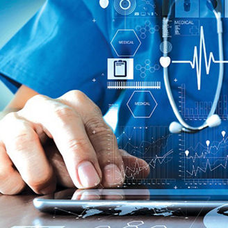 Hände einer Person in medizinischer Kleidung bedienen ein Tablet; darüber liegen transparente Grafiken mit medizinischen Symbolen (Stethoskop, Herzfrequenzkurven, Kreuz-Icon, Hexagon‑Netz, Weltkarte) sowie Daten‑ und Diagramm‑Overlays, die digitale Gesundheitsanalyse darstellen.