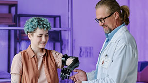 Vrouw krijgt een nieuwe arm