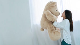 一个女孩抱着熊玩偶