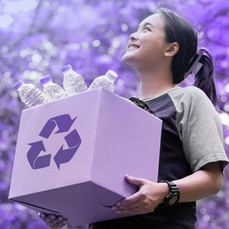 Meisje recycled flessen