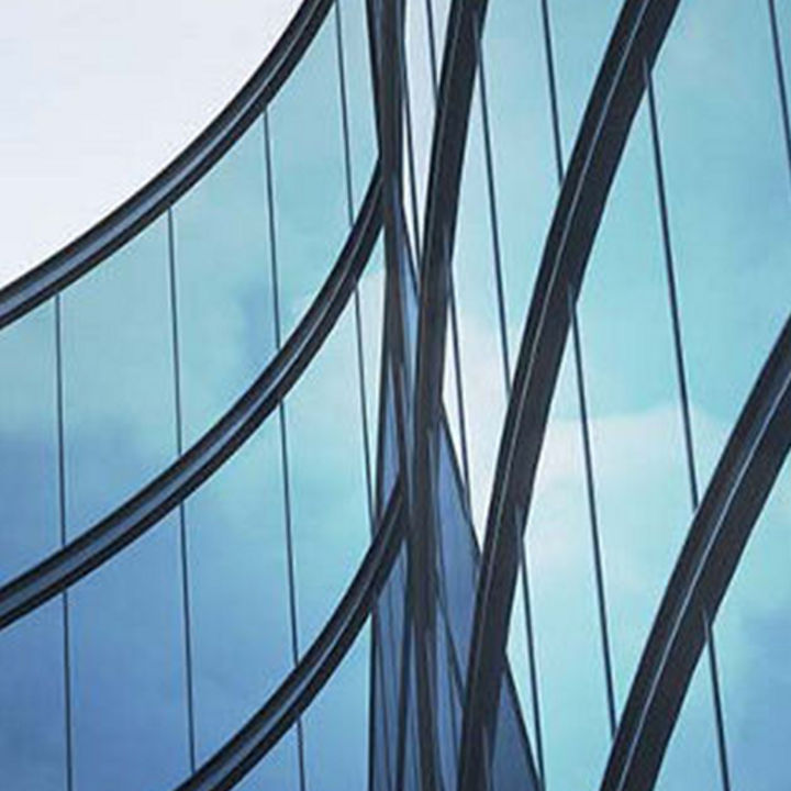 Glasfassade und Wolken