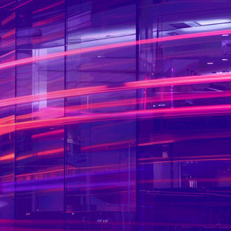 Edifício em vidro com luzes em movimento