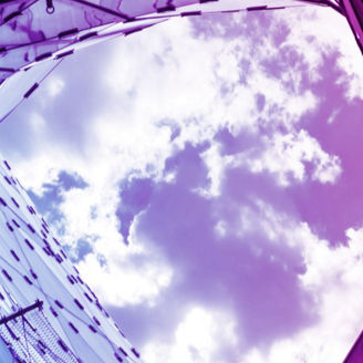 Edificio espelhado e no fundo o céu