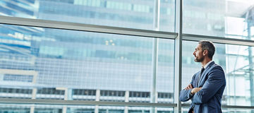  Ein Mann, der vor dem Fenster steht