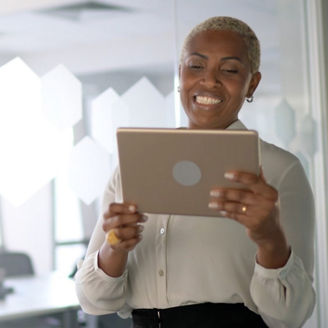 タブレットで情報を確認する1人のビジネスパーソン