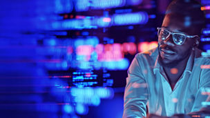 2 Männer im Computerraum