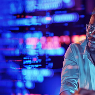 zwei Personen schauen auf transparenten Bildschirm