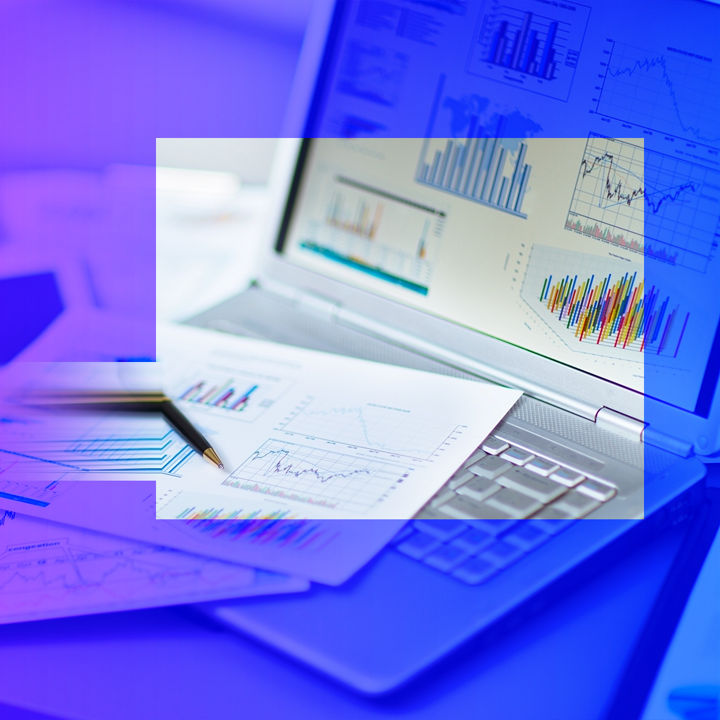 grafy na obrazovke notebooku