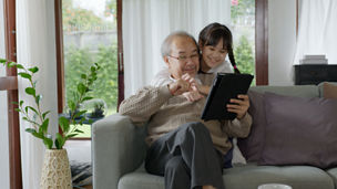 opa met tablet en kleinkind