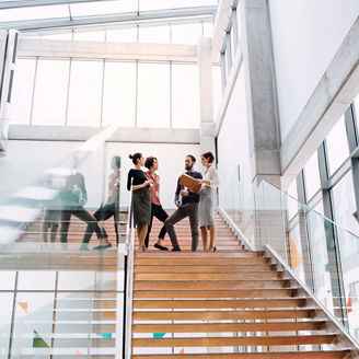 skupina mladych ludi na schodisku