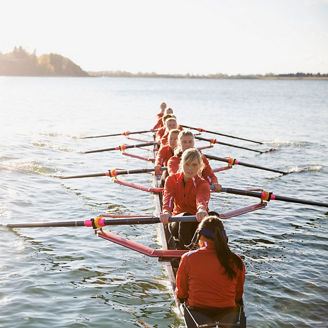 Een groep van vrouwen die aan het roeien is