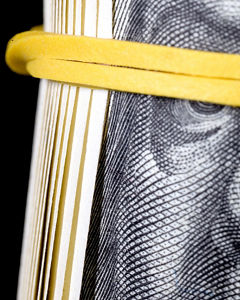 Gummi über Kopf von Geldscheinfigur