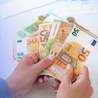 Hände halten Geldscheine