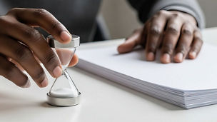 Hand an Sanduhr