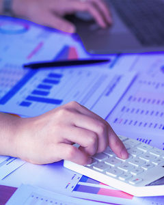 Hand am Taschenrechner