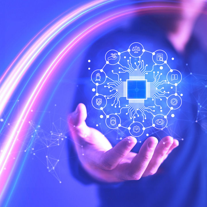 Main tenant un hologramme avec des icônes d'intelligence artificielle