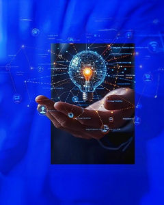 Hand mit einer Glühbirne