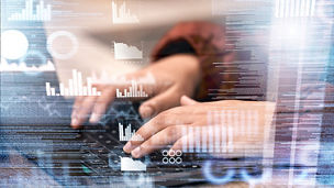 ruky zeny pisuce na klavesnici