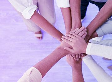 Handschlag mehrerer Personen