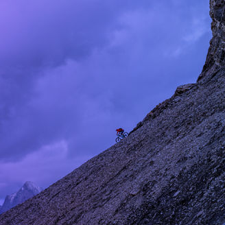 Fotografía de un ciclista bajando por la montaña
