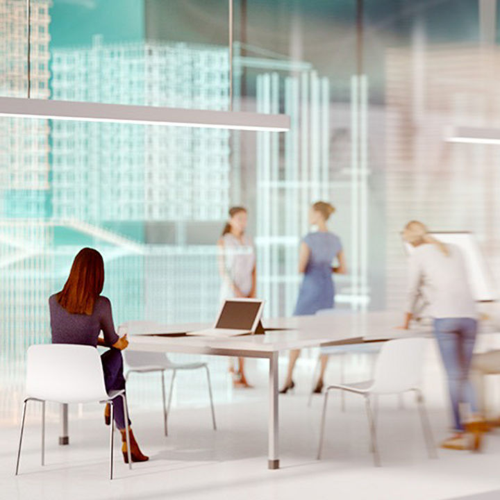 Menschen in einem futuristischen Büro