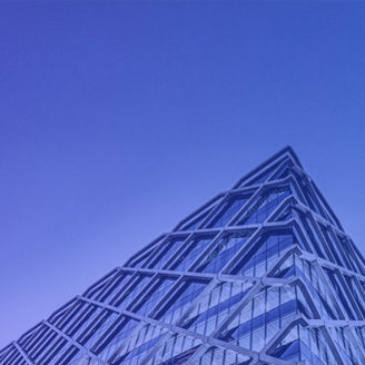 Gebäude vor lila Hintergrund