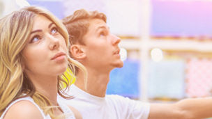 zwei Personen im Baumarkt