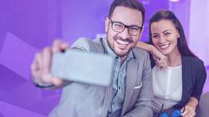 mlada zena a muz si robia selfie