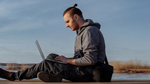 Mann mit Laptop