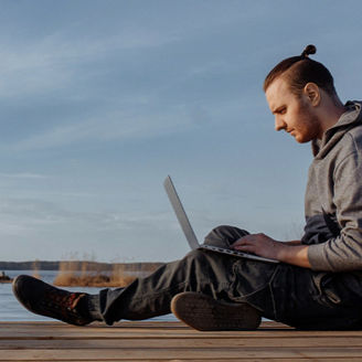 Mann mit Laptop