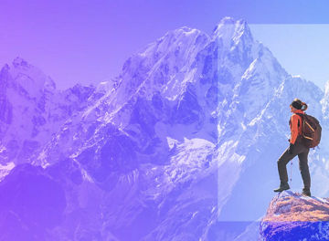 Mann vor Bergpanorama