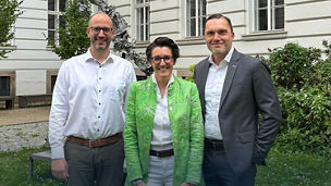 3 Personen im Hof der KPMG Österreich, die an einem Podcast teilgenommen haben