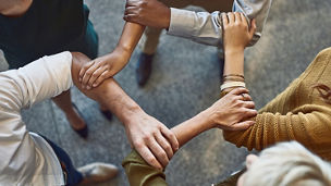 Männer halten Ärme