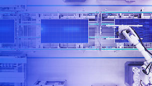 Fertigung Solarplatten mit Roboterarm