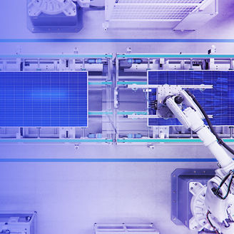 Roboter bei der Solarmodulfertigung