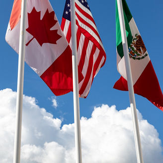 Fotografía de las banderas de México, Estados Unidos, y Cánada 