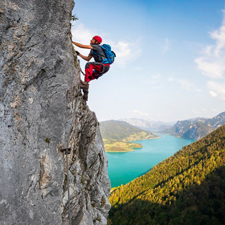 Fotografía de un alpinista escalando una montaña